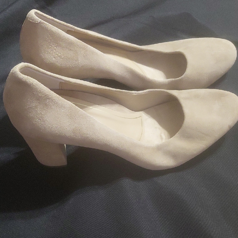 ♻️👠Vionic Cream Suede Pumps